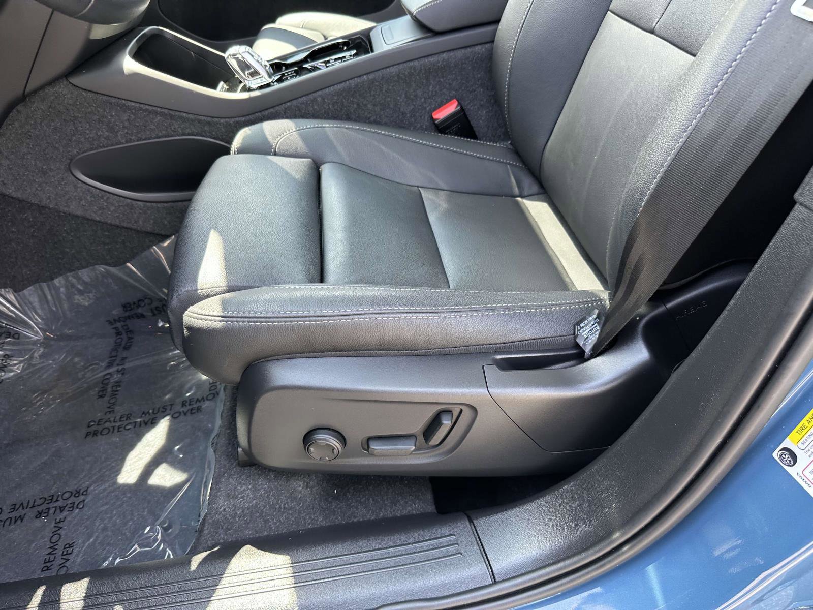 2025 Volvo XC40 Plus photo 16
