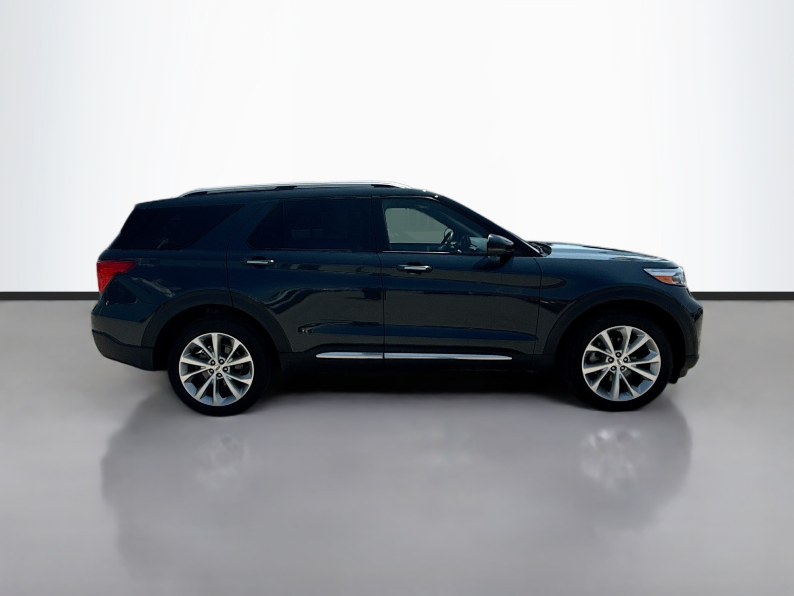 2022 Ford Explorer Platinum photo 2
