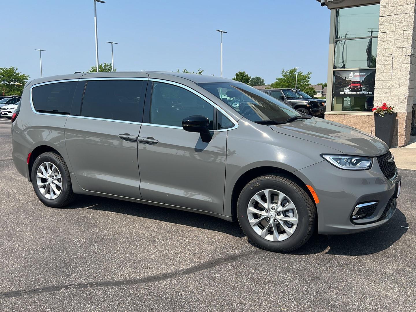 2025 Chrysler Pacifica photo 2