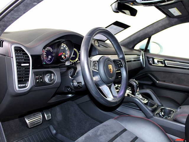 2023 Porsche Cayenne GTS photo 4