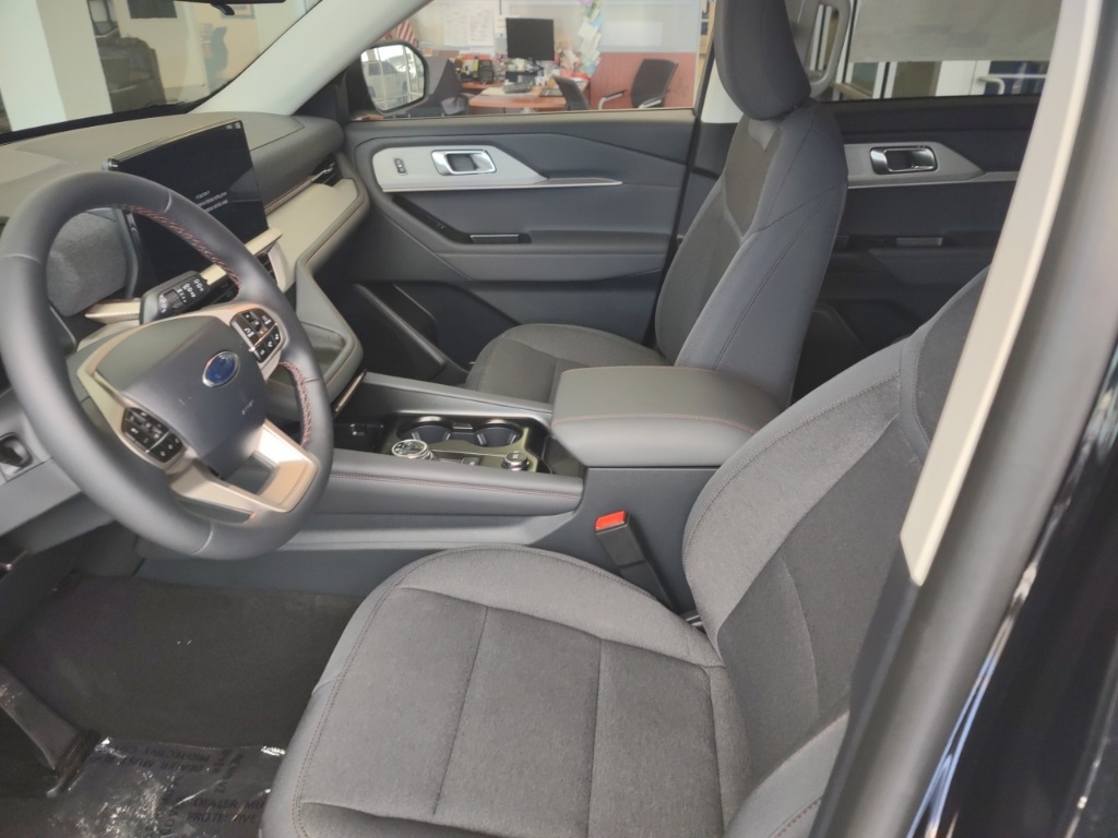2025 Ford Explorer photo 6