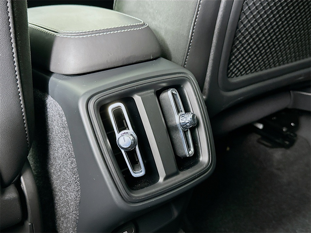 2021 Volvo XC40 R-Design photo 23