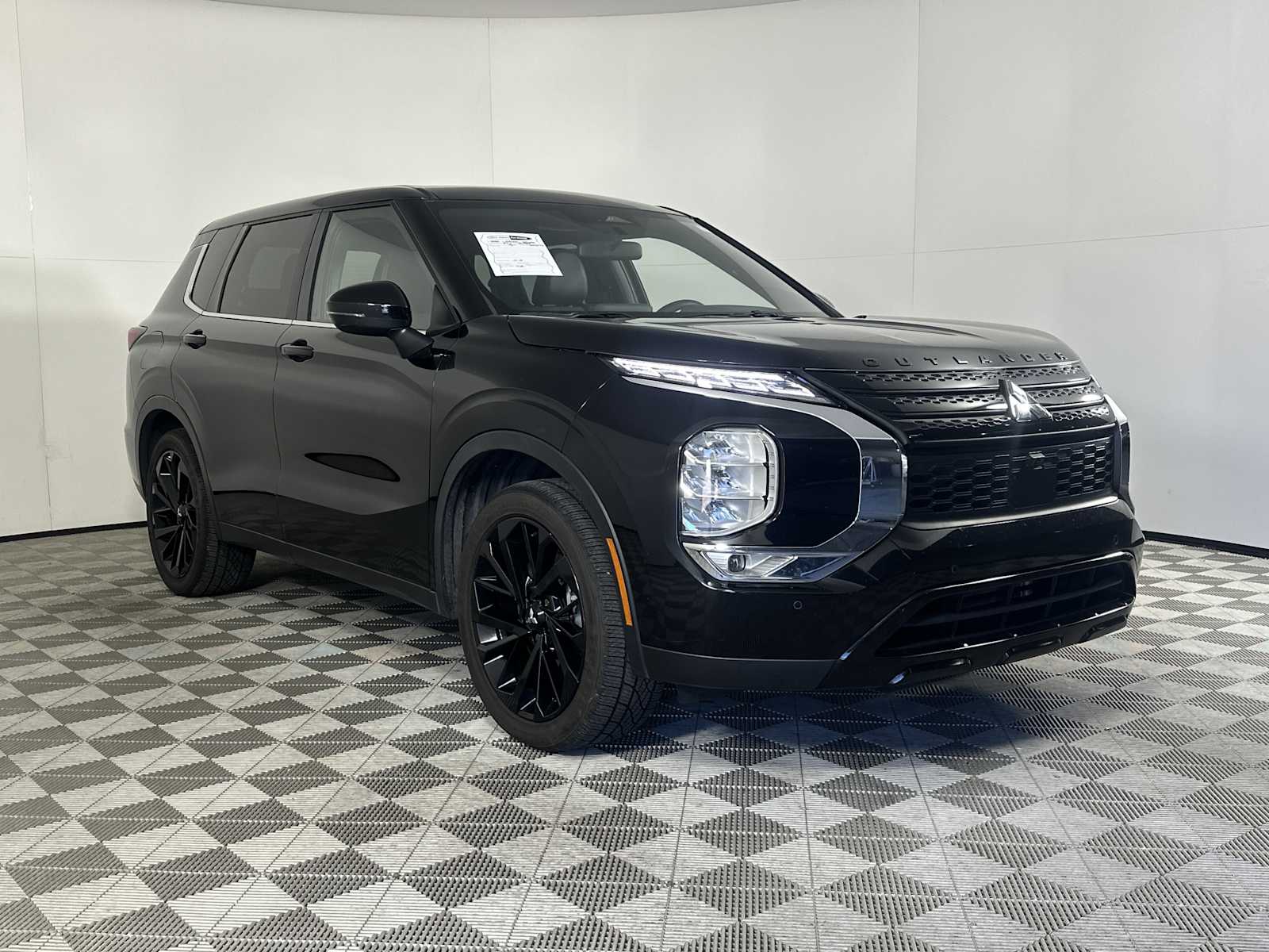 2022 Mitsubishi Outlander Black Edition's photo