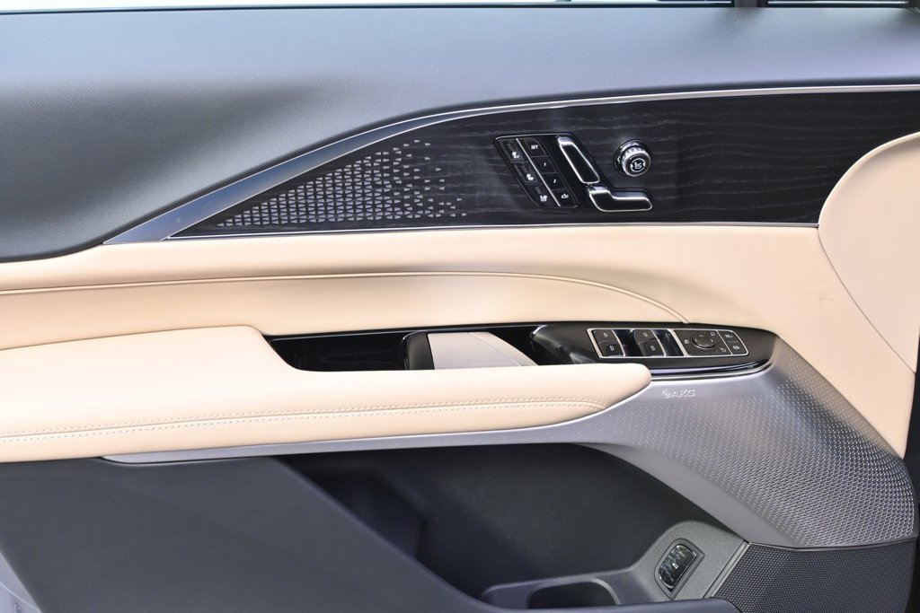 2025 Cadillac Lyriq Luxury photo 22