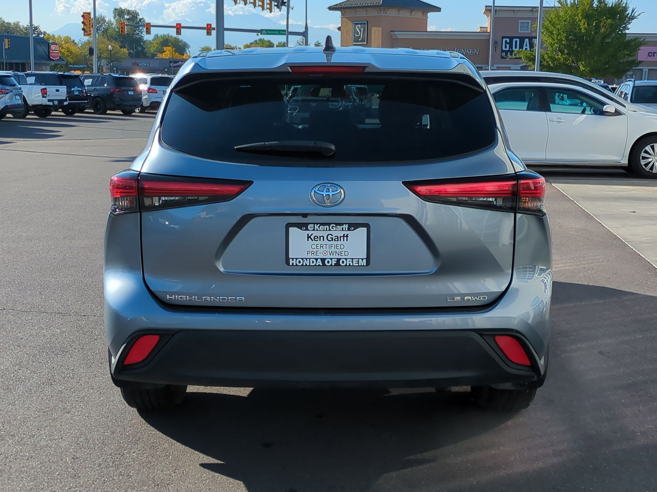 2022 Toyota Highlander LE photo 4