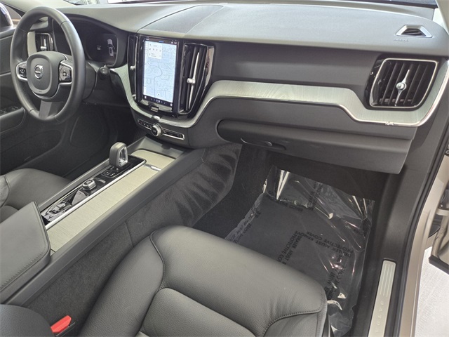 2025 Volvo XC60 B5 Plus photo 21