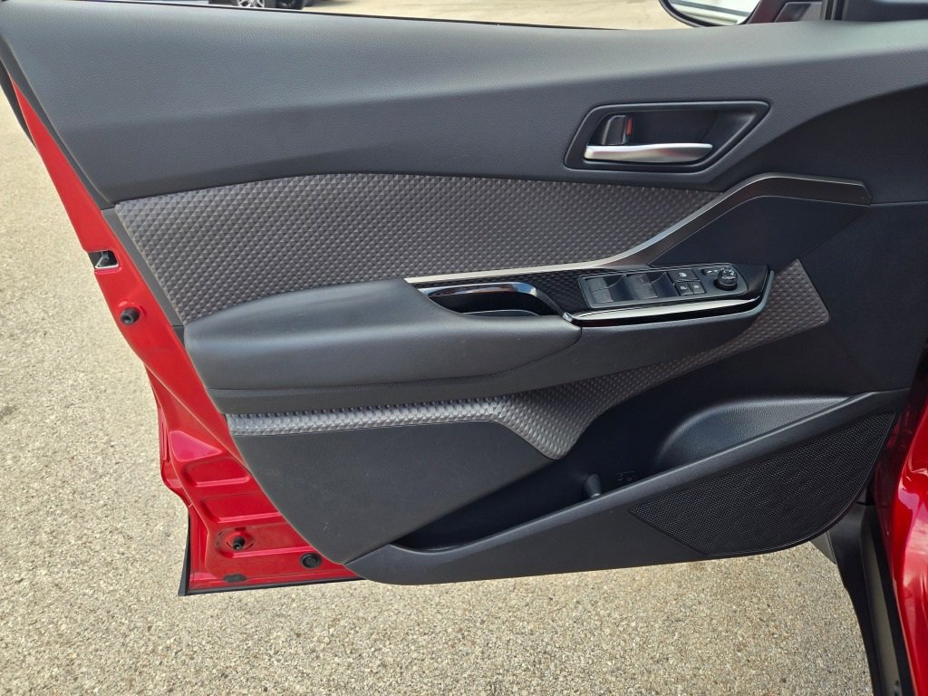 2022 Toyota C-HR XLE photo 18