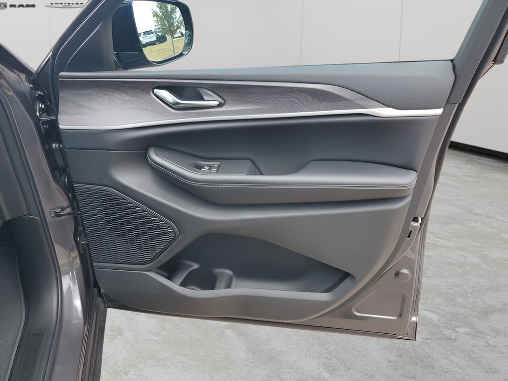 2025 Jeep Grand Cherokee Limited photo 11