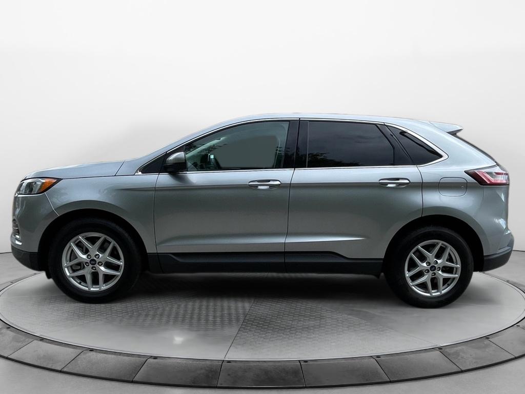 2022 Ford Edge SEL photo 2