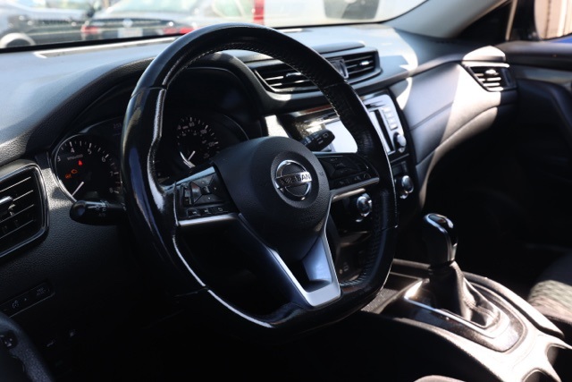2018 Nissan Rogue SV photo 12