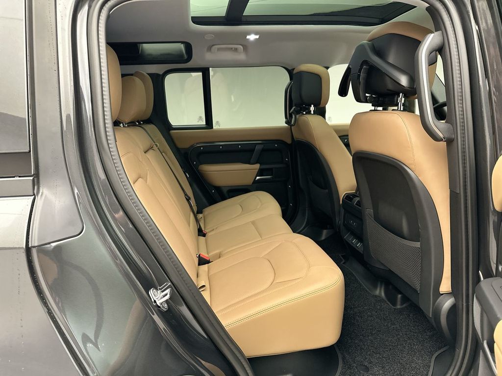 2026 Land Rover Defender 110 photo 3