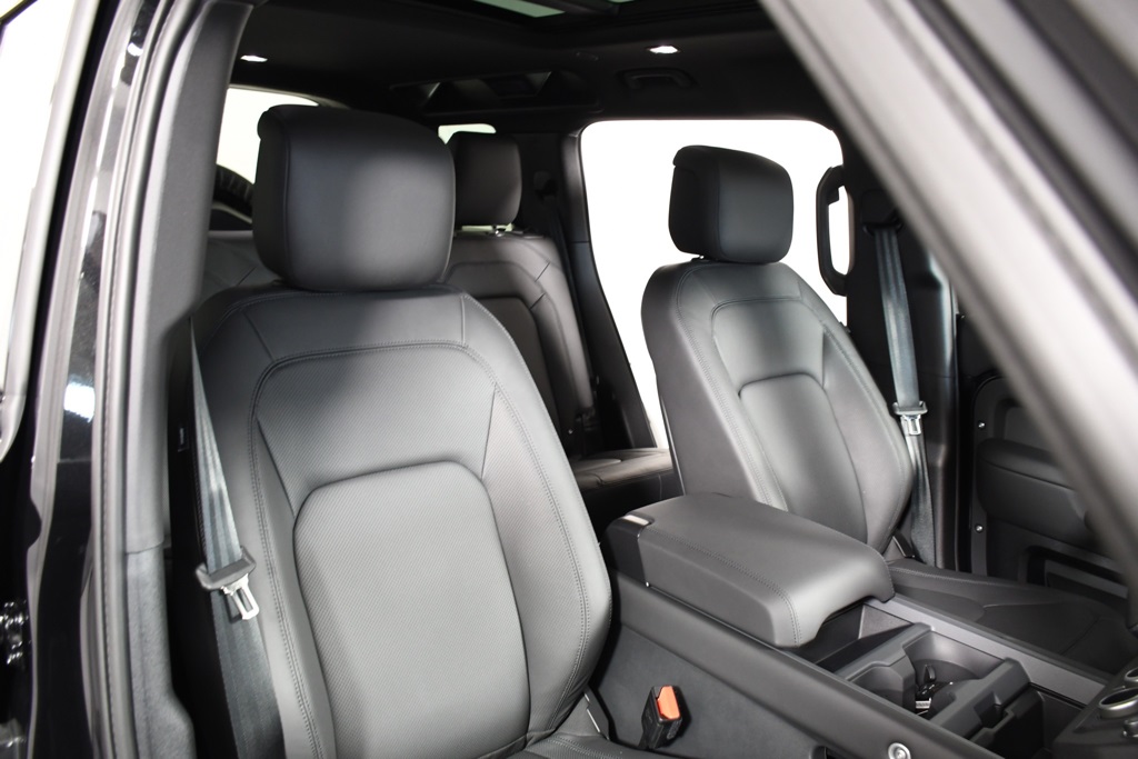 2025 Land Rover Defender 110 S photo 19
