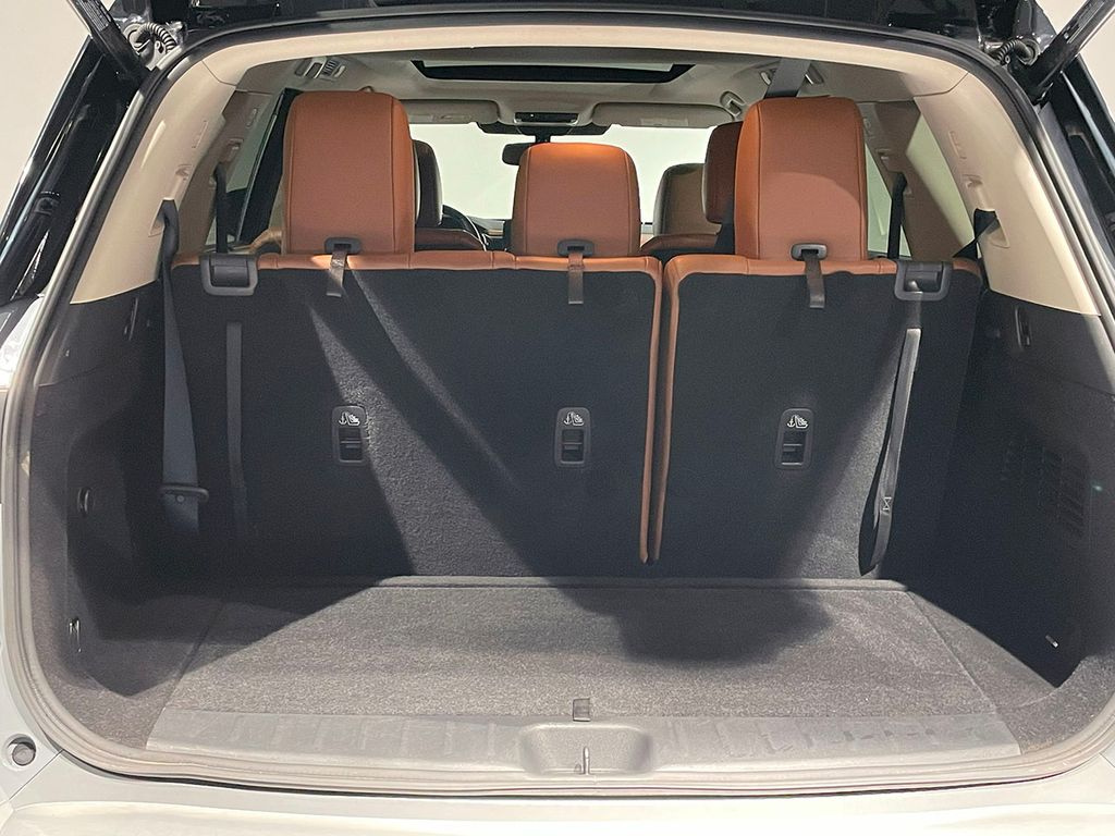 2022 Nissan Pathfinder Platinum photo 3