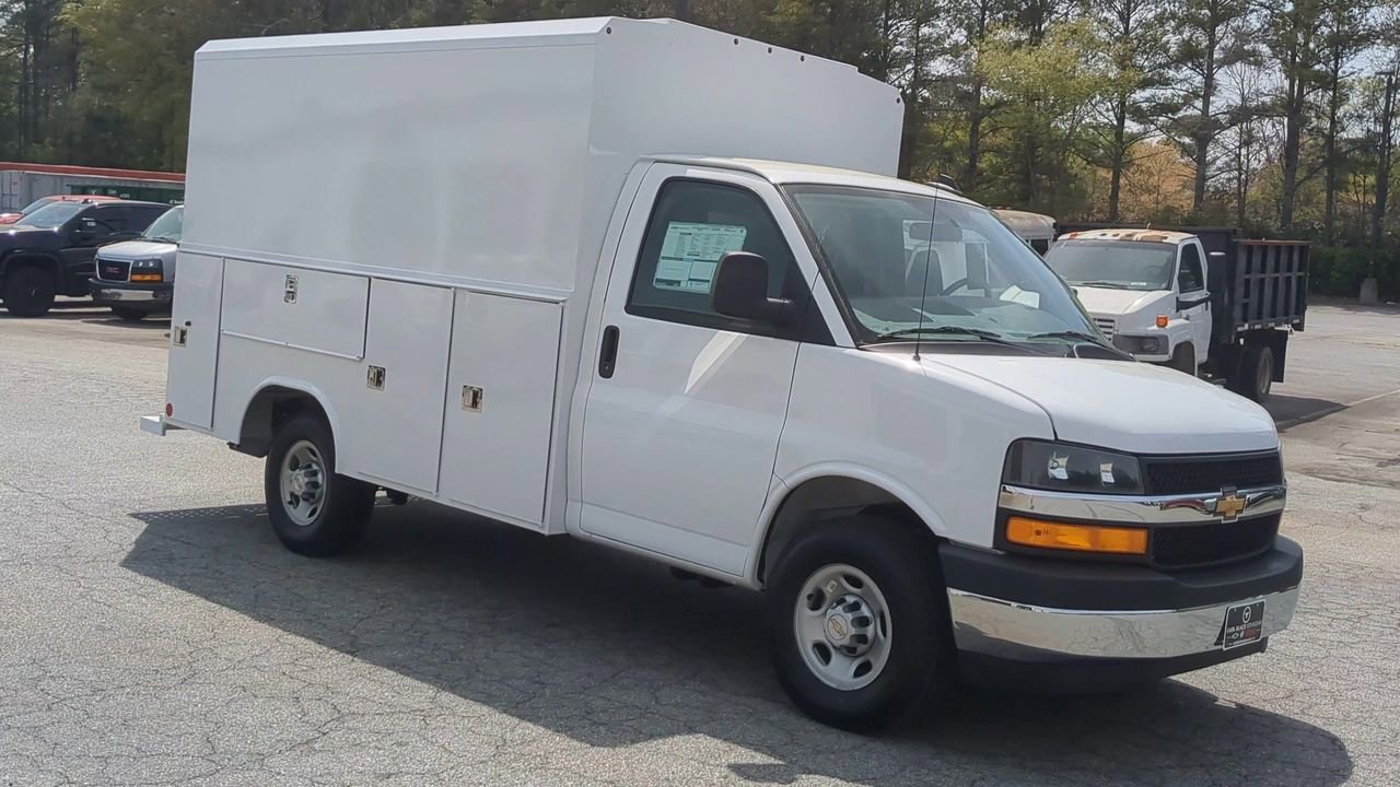2025 Chevrolet Express Cutaway 3500 photo 2