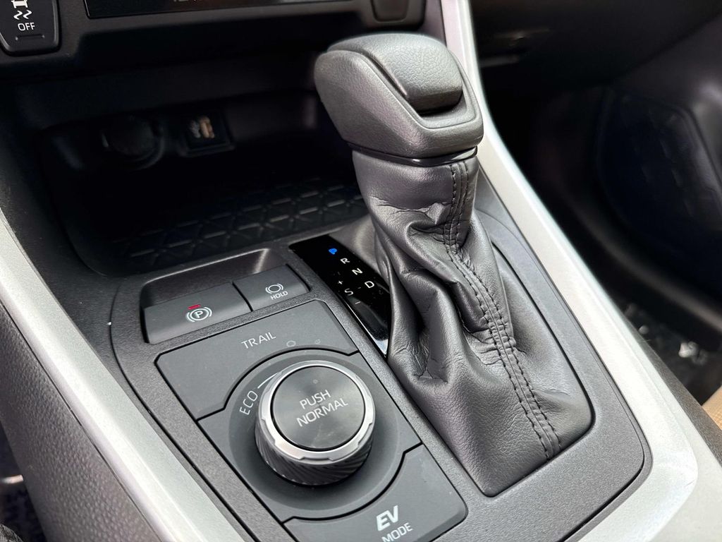 2024 Toyota RAV4 Hybrid LE photo 27