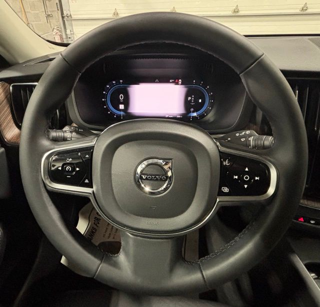 2023 Volvo XC60 B5 Plus photo 8