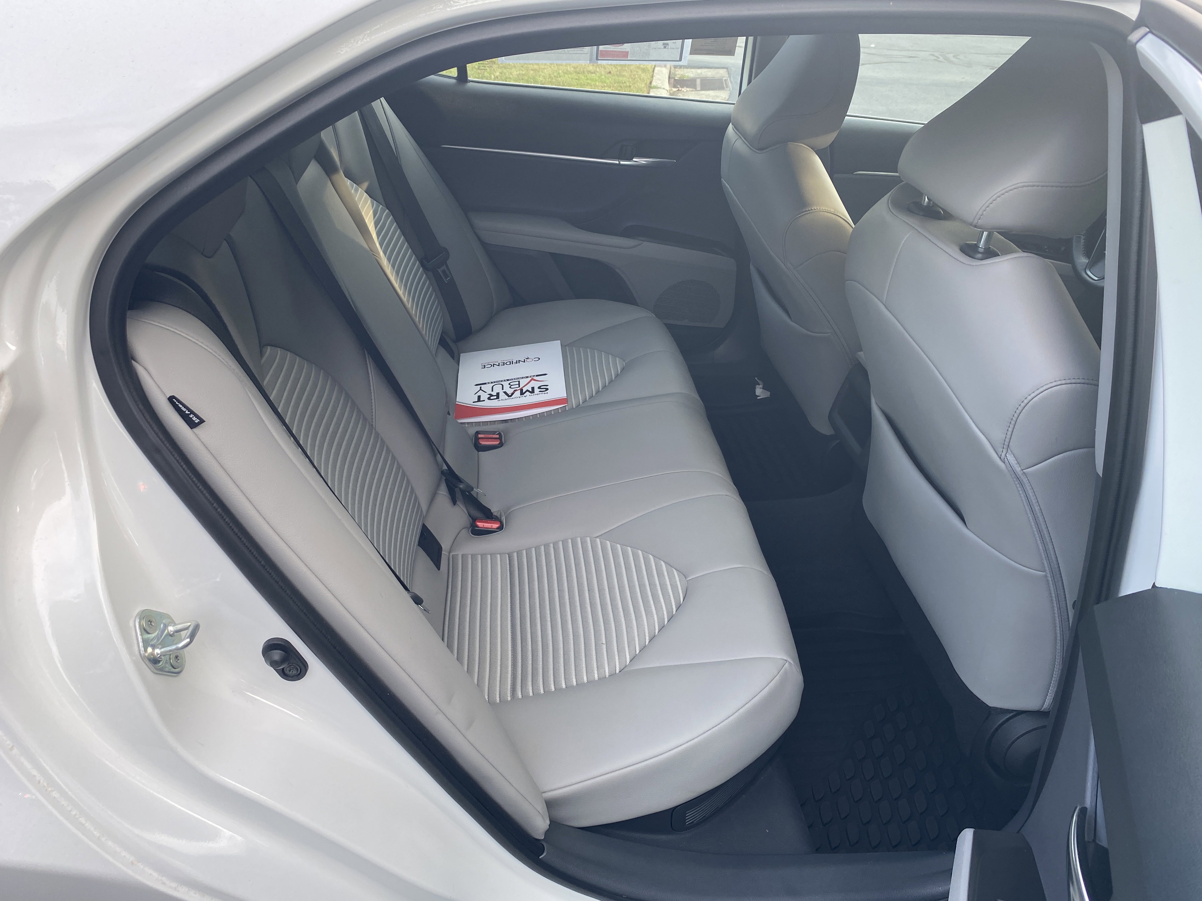 2022 Toyota Camry Hybrid SE photo 3