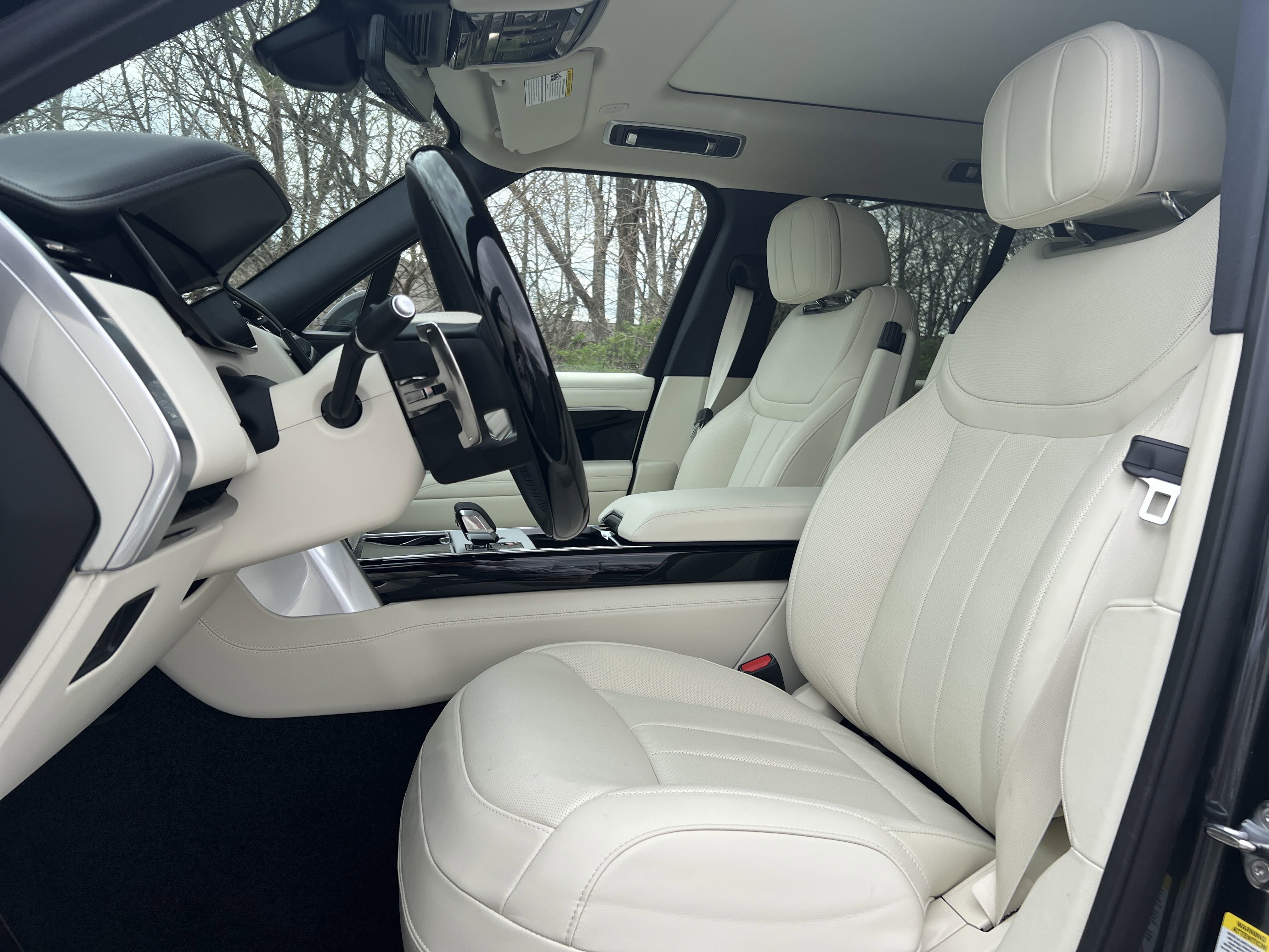 2025 Land Rover Range Rover SE photo 11