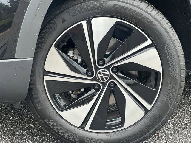 2025 Volkswagen Taos SE photo 2