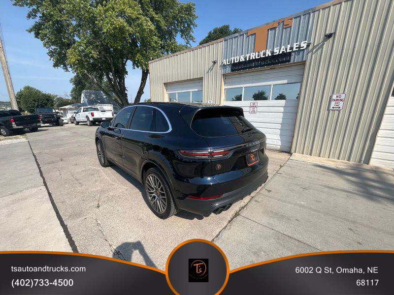 2020 Porsche Cayenne photo 3