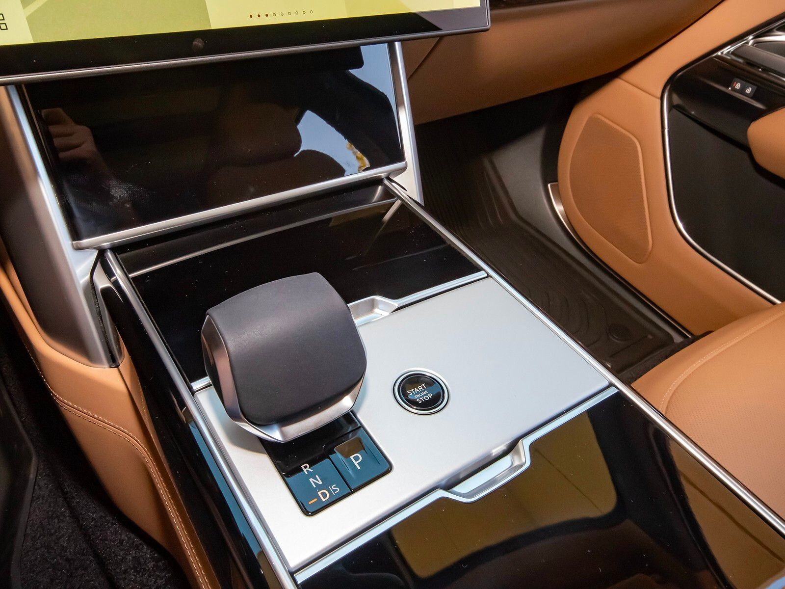 2025 Land Rover Range Rover SE photo 24