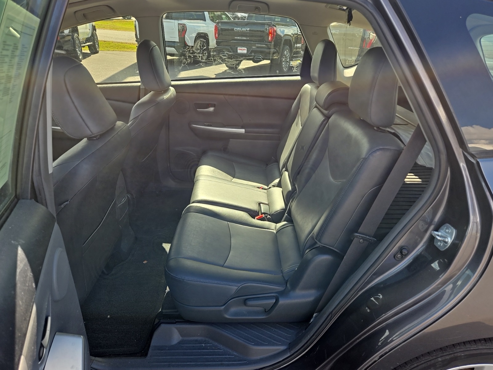 2014 Toyota Prius V Five photo 4