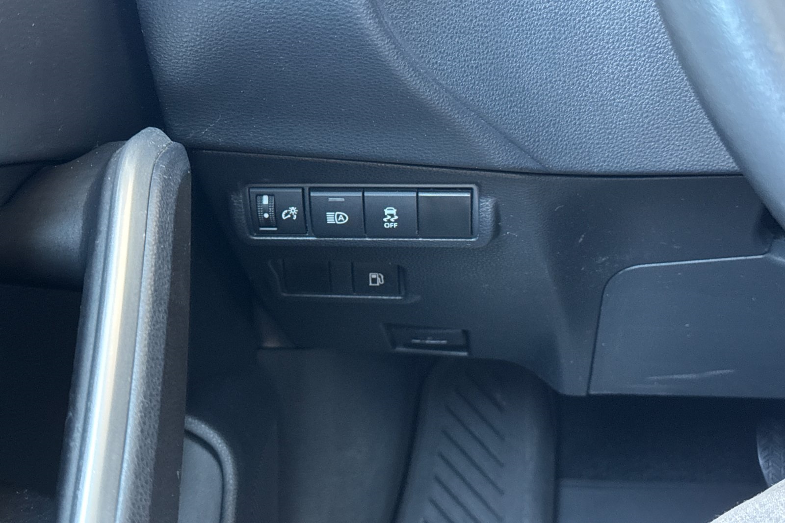 2024 Toyota Corolla Cross Hybrid SE photo 31