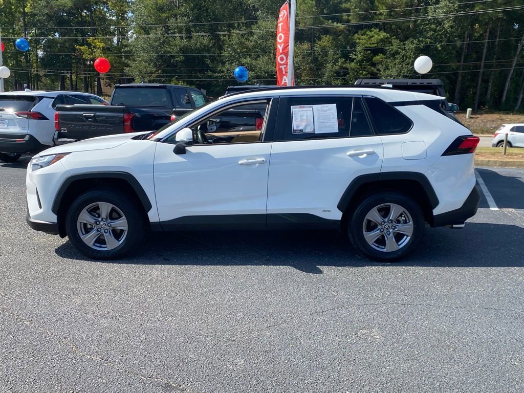 2022 Toyota RAV4 Hybrid XLE photo 3