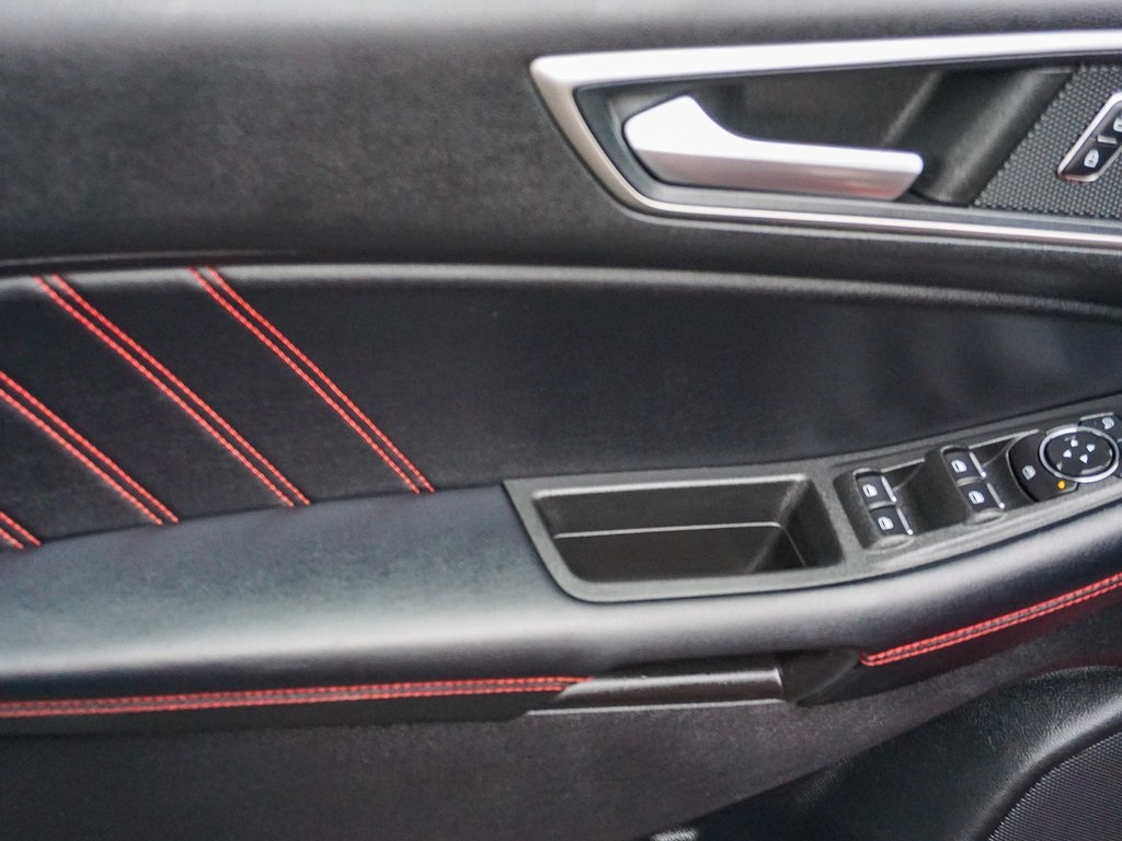 2022 Ford Edge ST photo 18