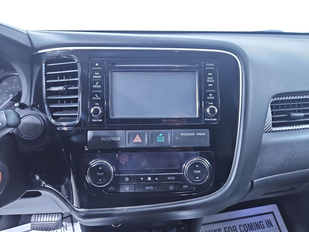 2017 Mitsubishi Outlander ES photo 16