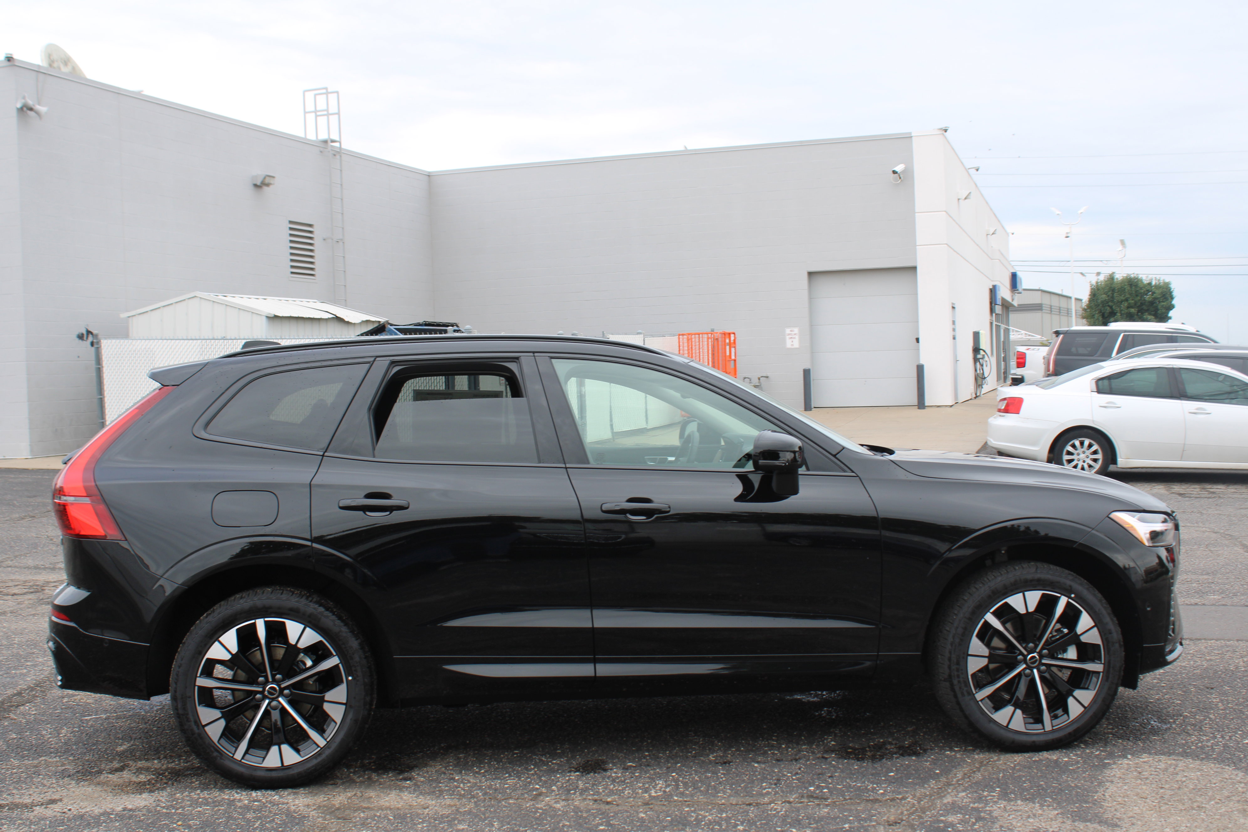 2026 Volvo XC60 B5 Plus photo 3