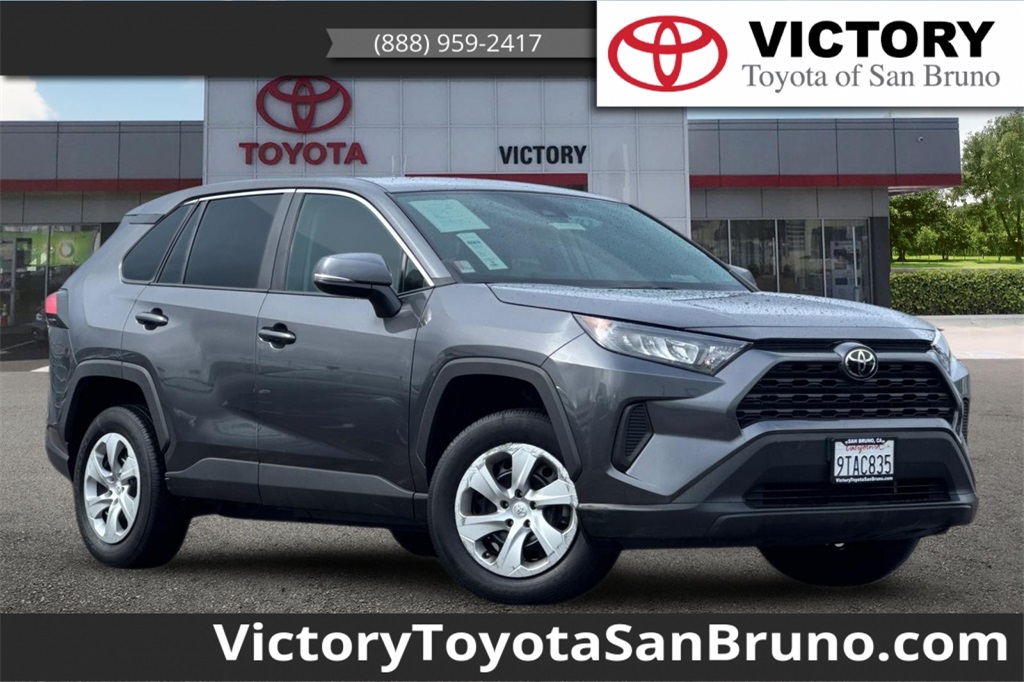 2022 Toyota RAV4 LE's photo