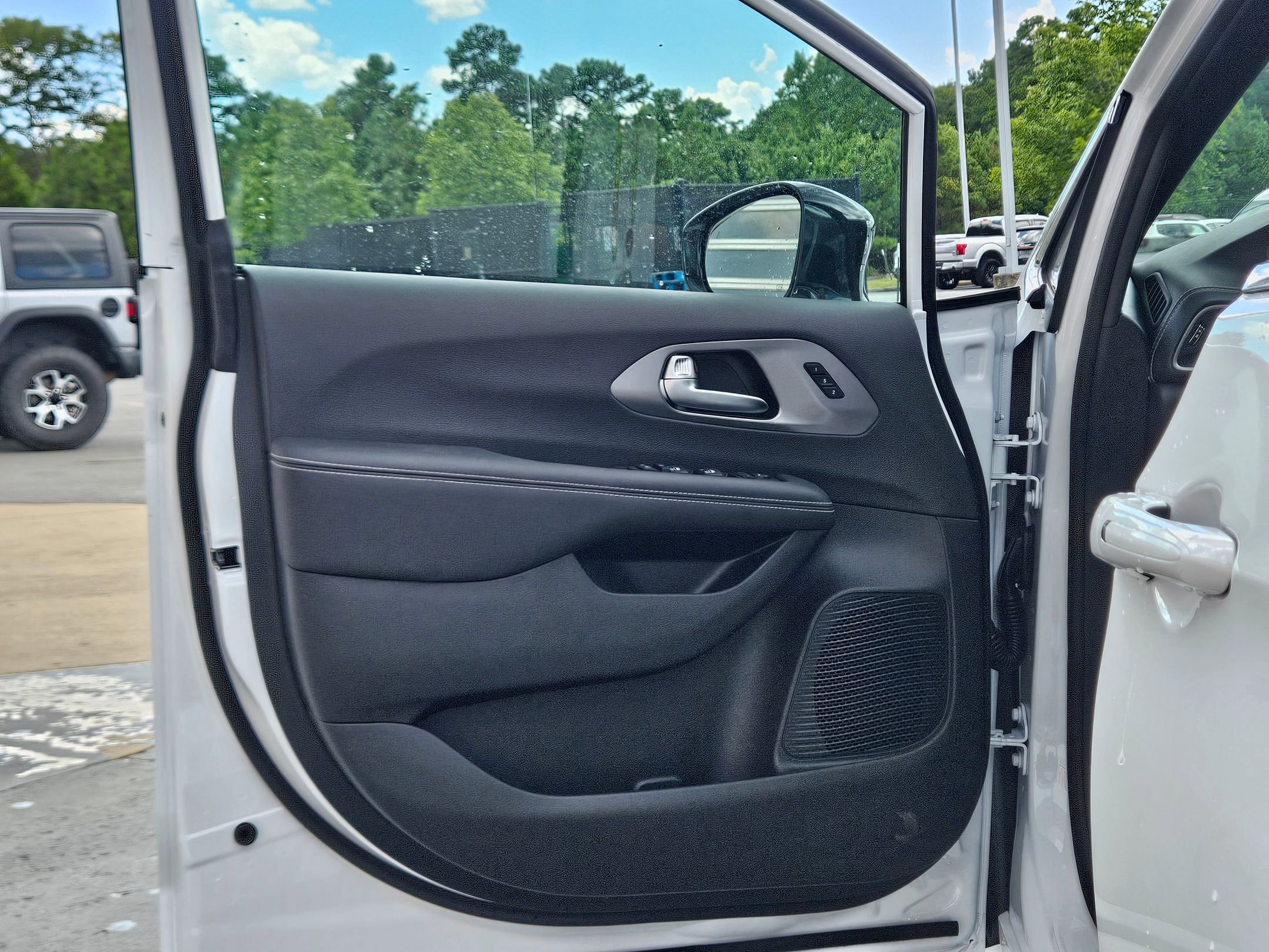 2025 Chrysler Pacifica photo 15