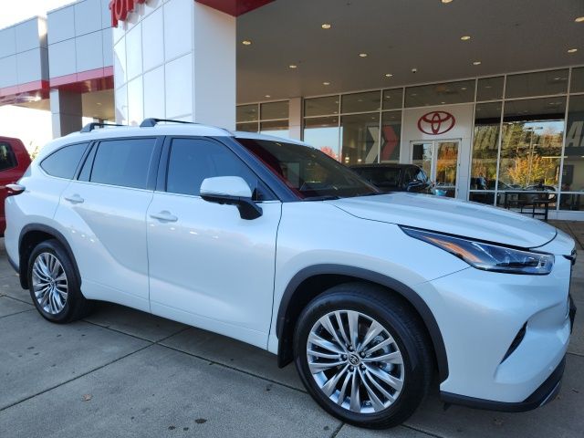 2024 Toyota Highlander Platinum photo 3