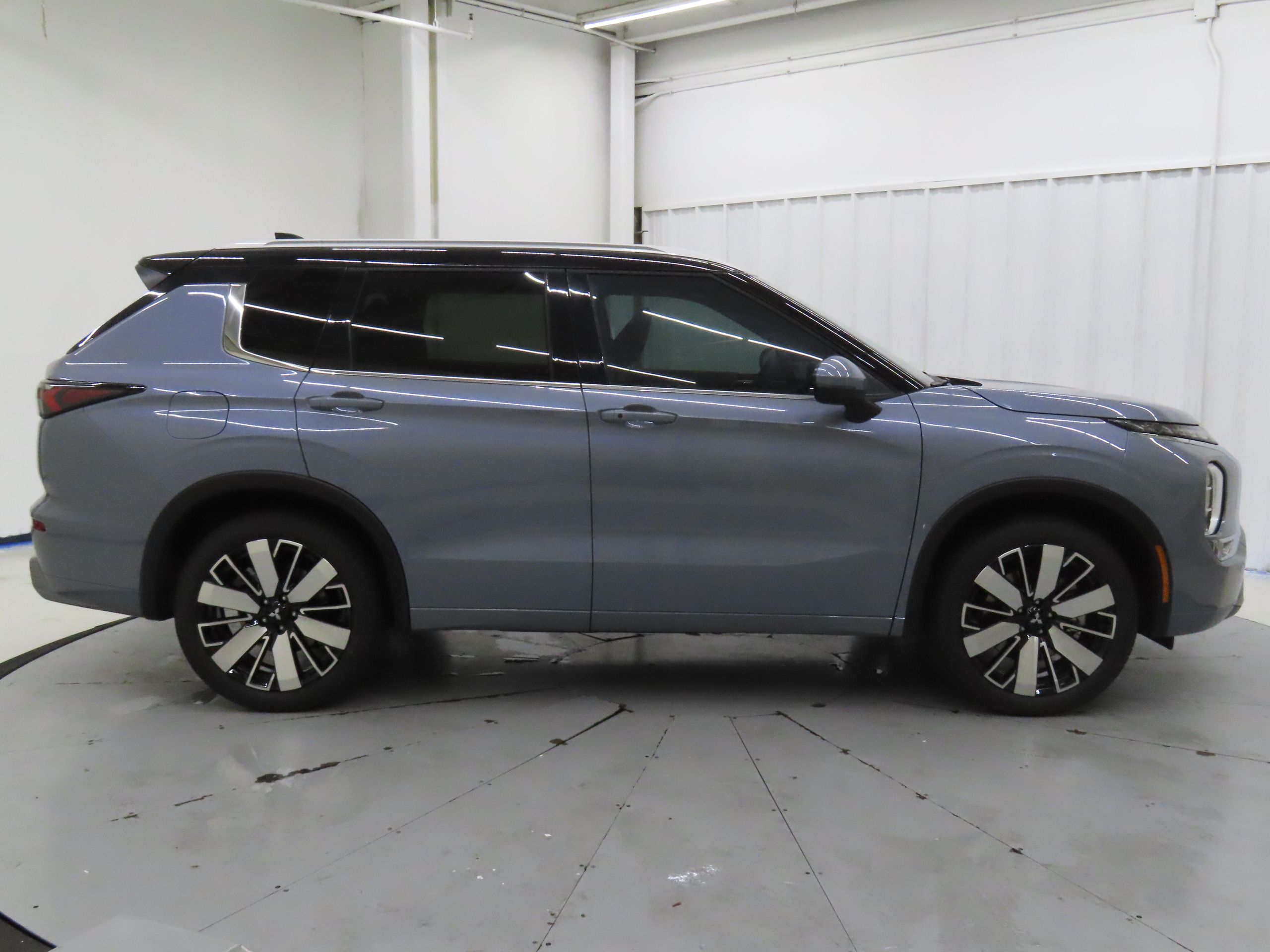 2025 Mitsubishi Outlander SEL photo 2