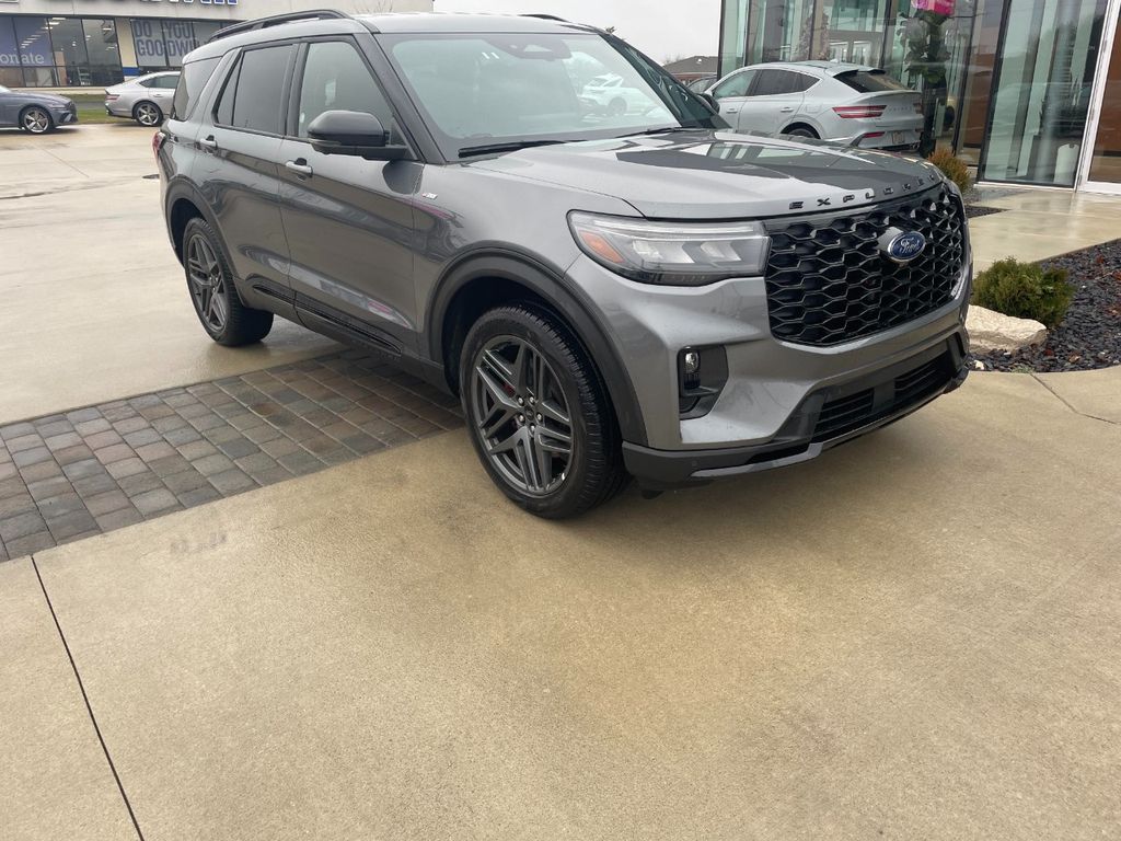 2025 Ford Explorer ST-LINE's photo