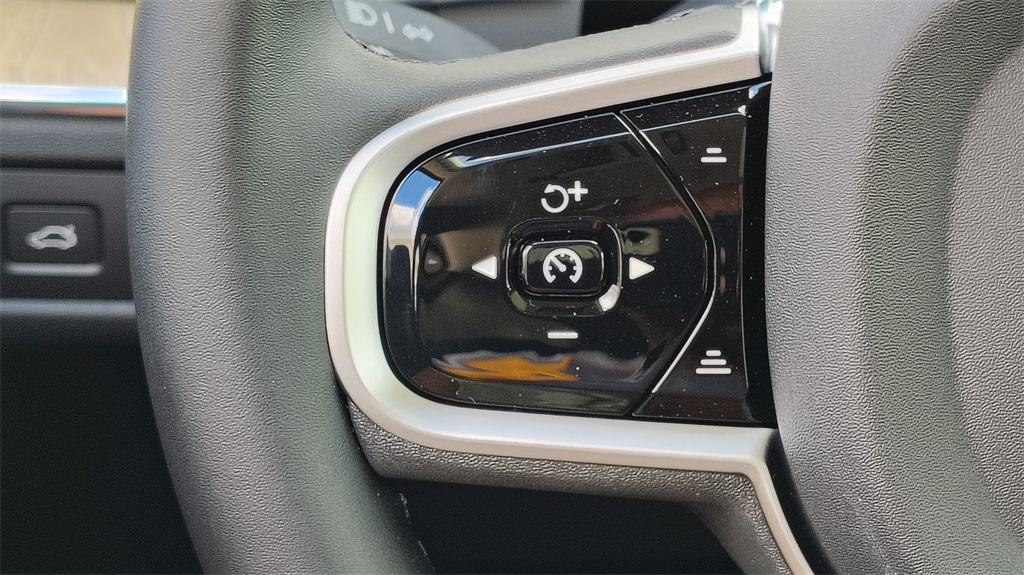 2026 Volvo XC60 B5 Plus photo 15