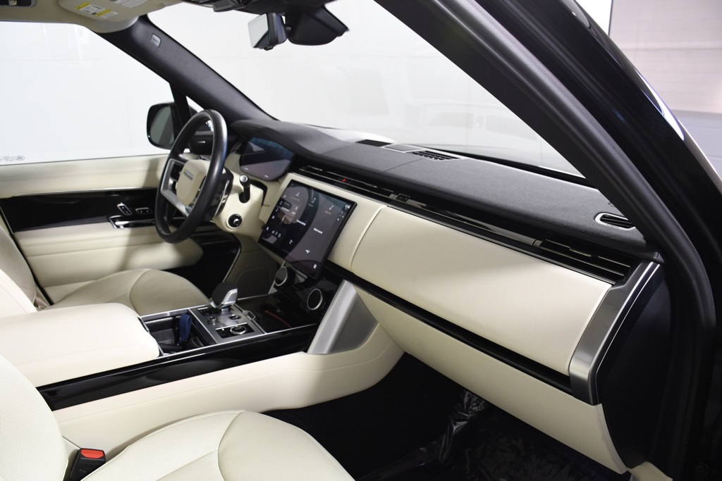 2023 Land Rover Range Rover SE photo 17