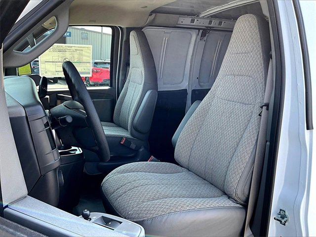 2025 Chevrolet Express Cargo 3500 photo 9