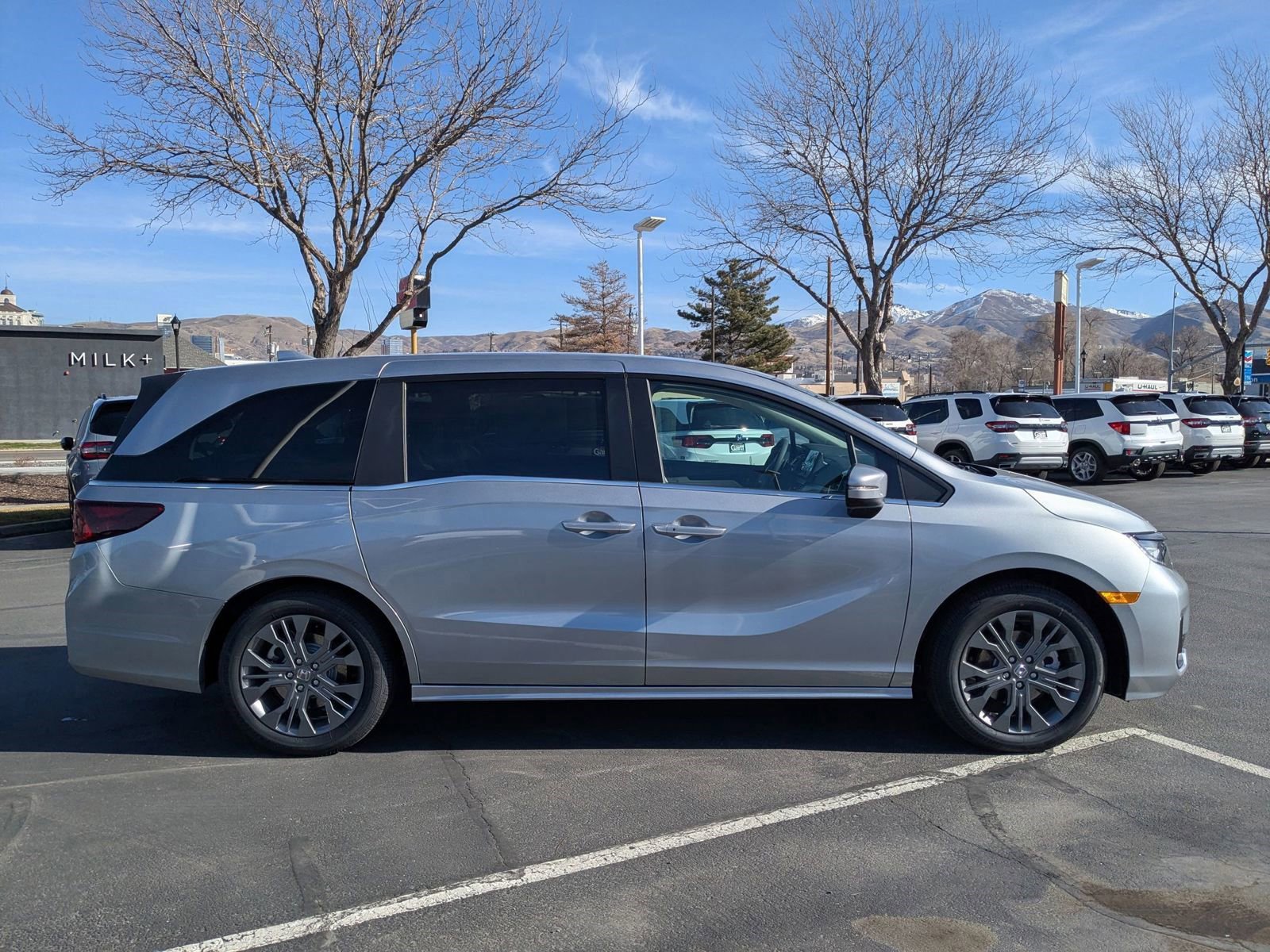 2025 Honda Odyssey Touring photo 2