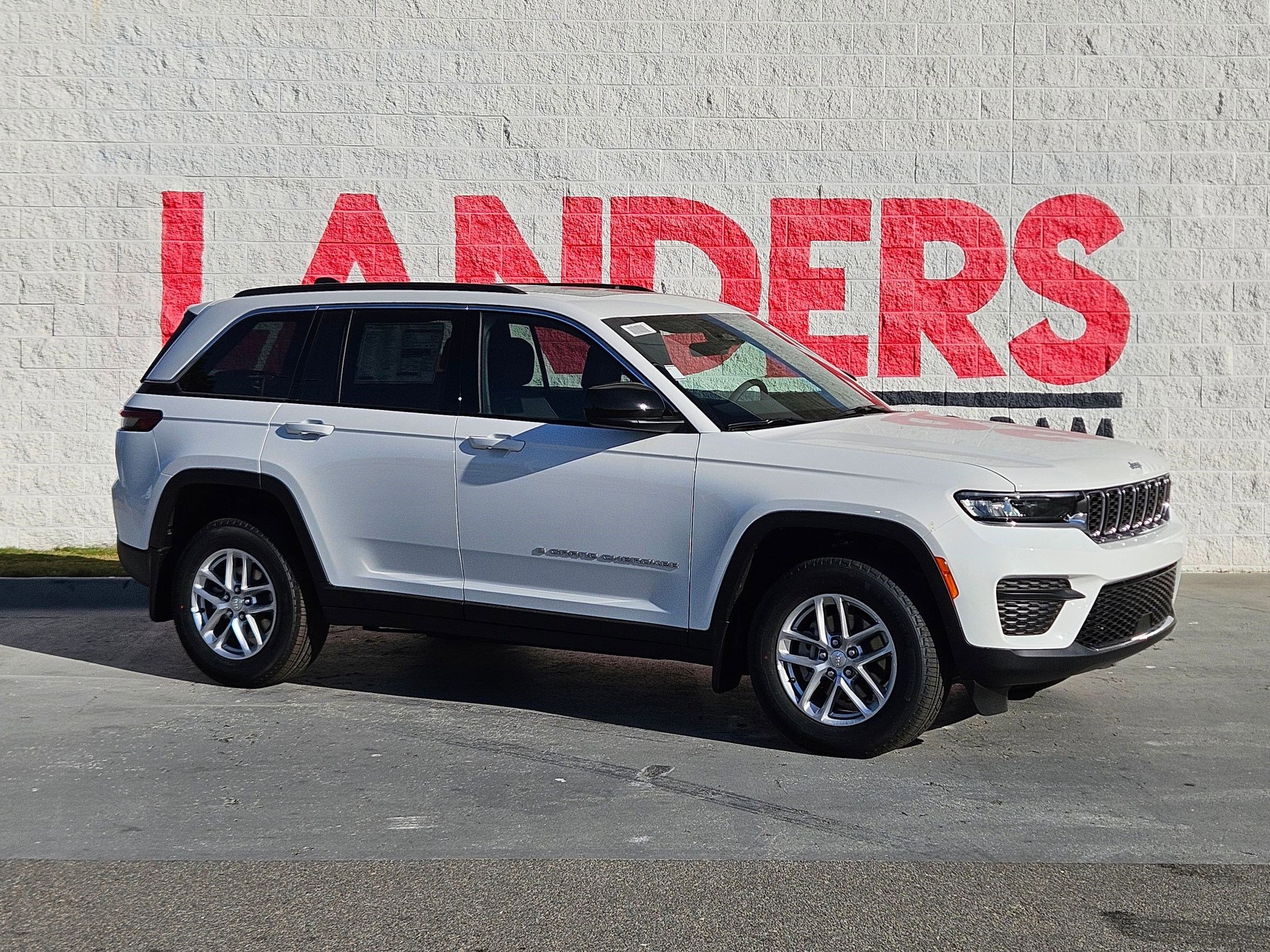 2025 Jeep Grand Cherokee Laredo's photo