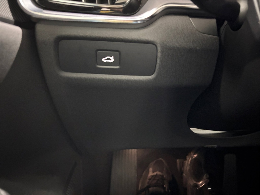 2023 Volvo S60 B5 Plus Black Edition photo 29