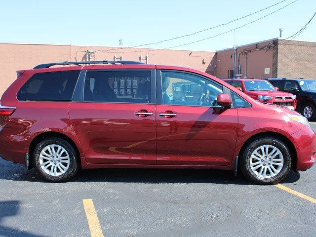 2017 Toyota Sienna XLE photo 5