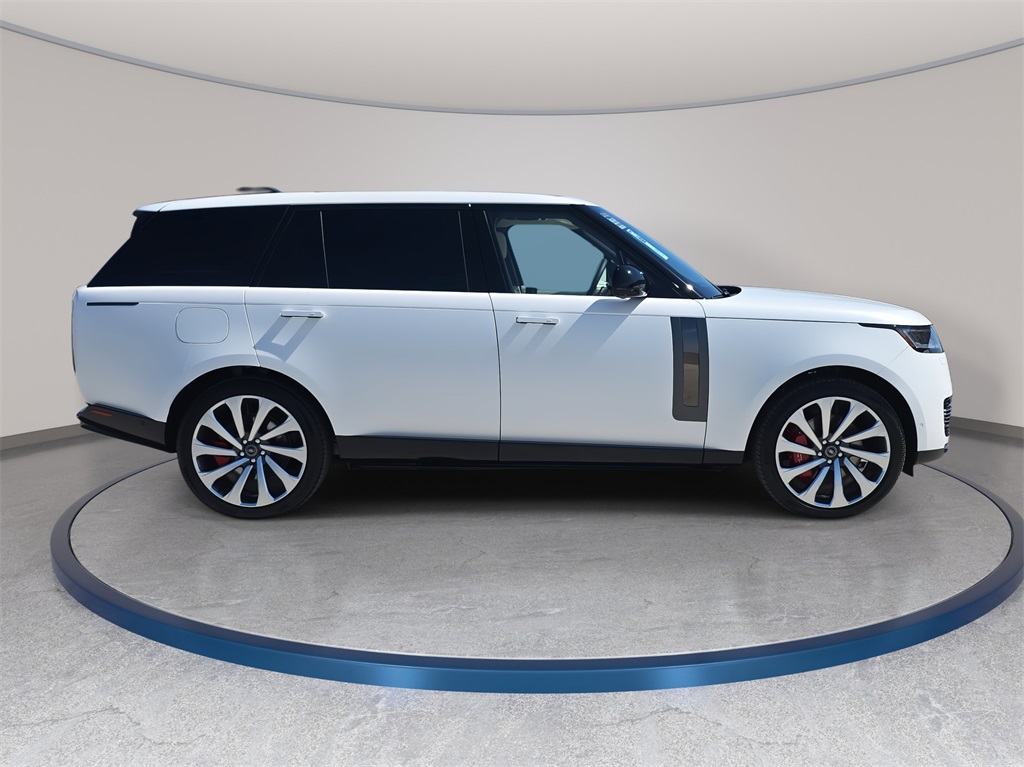2025 Land Rover Range Rover SV photo 2