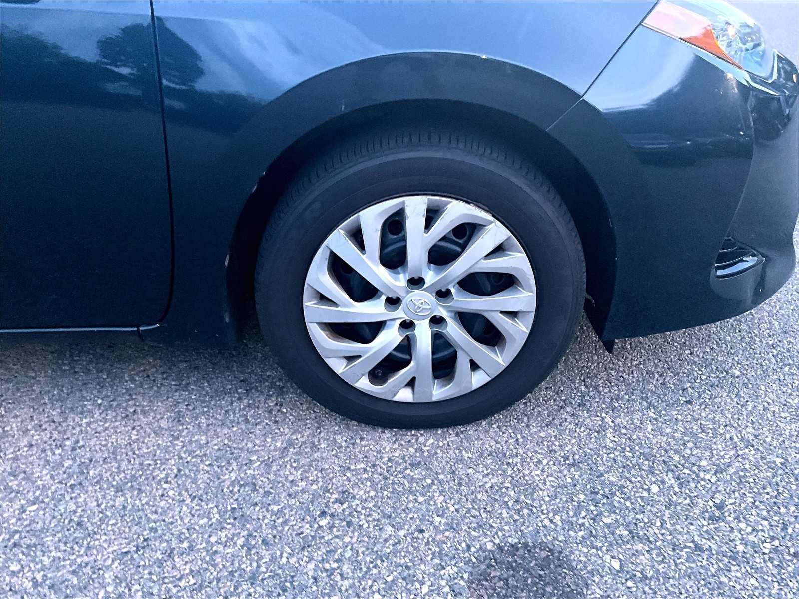 2017 Toyota Corolla LE photo 3