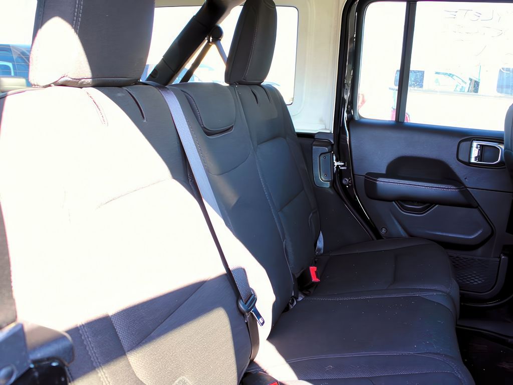 2023 Jeep Wrangler Sahara photo 24