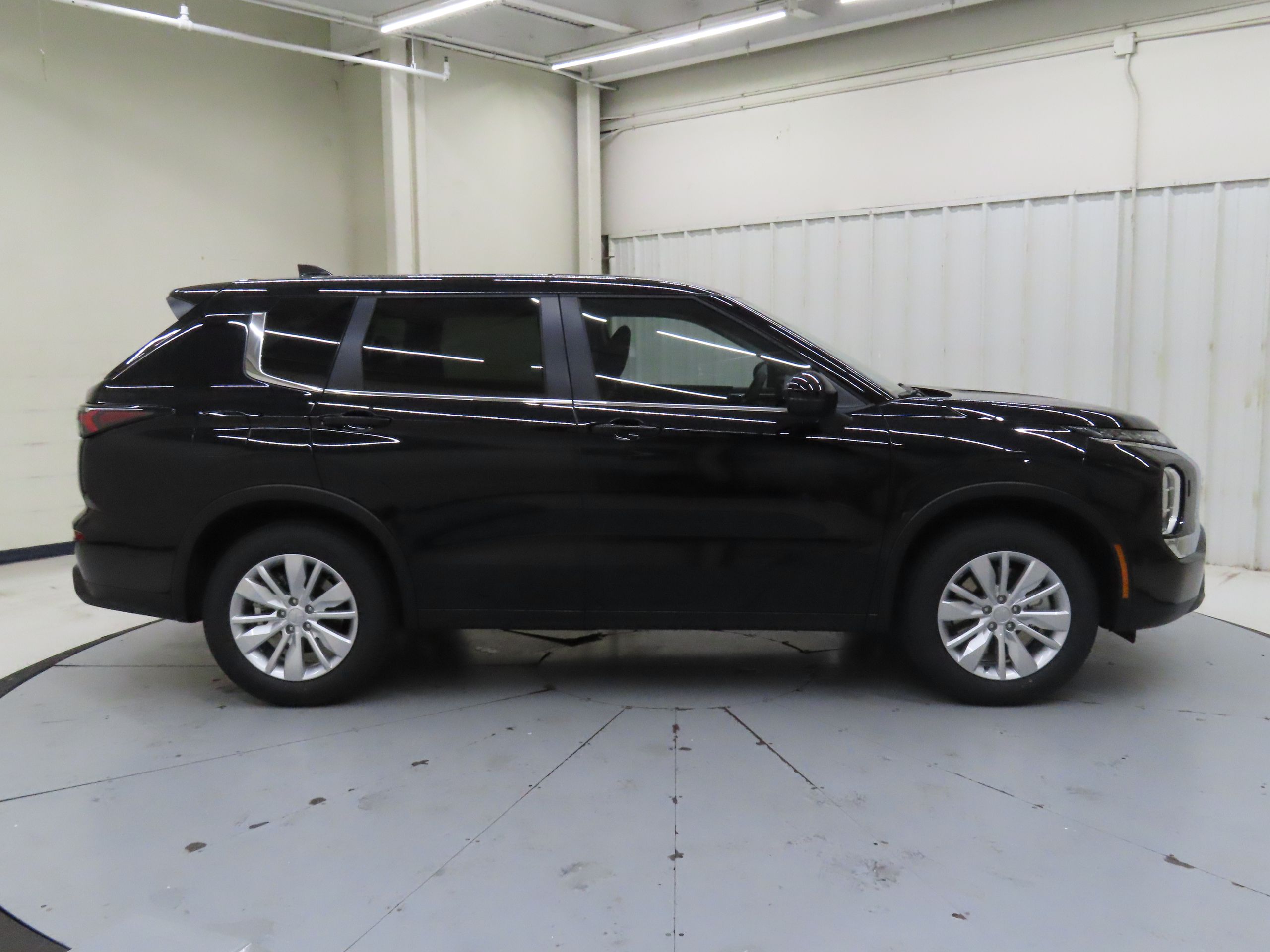2025 Mitsubishi Outlander ES photo 2