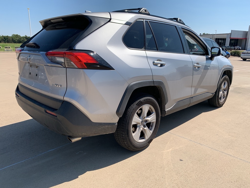 2019 Toyota RAV4 XLE photo 2