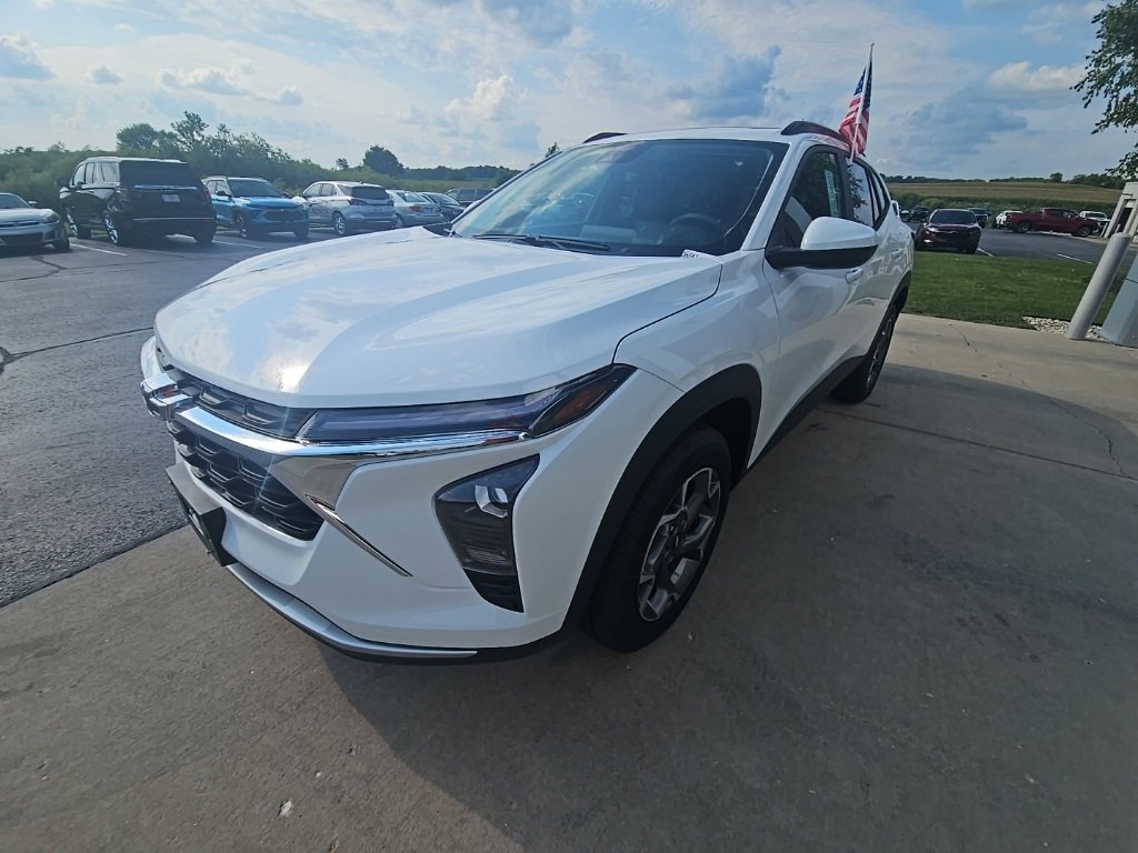 2025 Chevrolet Trax LT photo 3