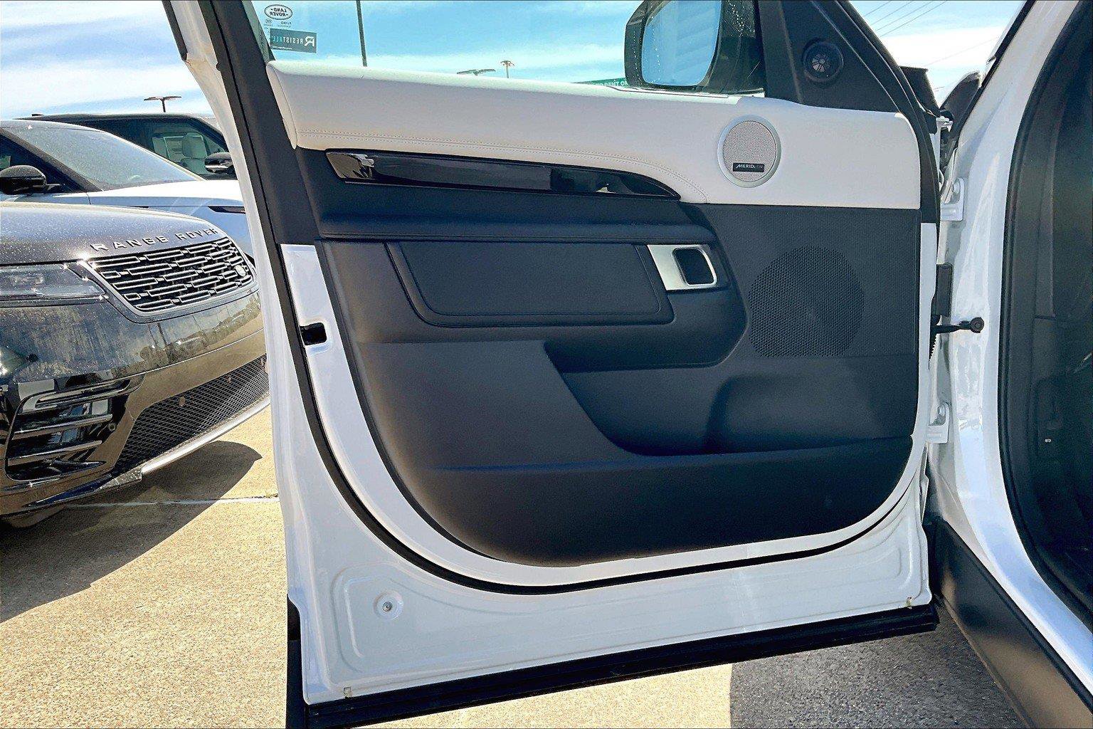 2025 Land Rover Discovery S photo 10